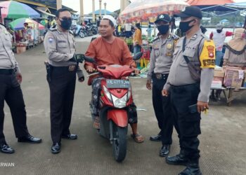 Bhabinkamtibmas Polsek Pontianak Timur Serentak Melaksanakan Patroli Di Kawasan Rawan Penyebaran Covid-19