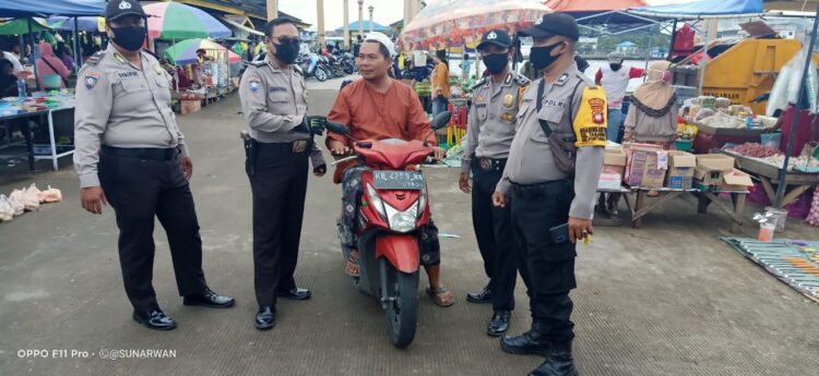 Bhabinkamtibmas Polsek Pontianak Timur Serentak Melaksanakan Patroli Di Kawasan Rawan Penyebaran Covid-19