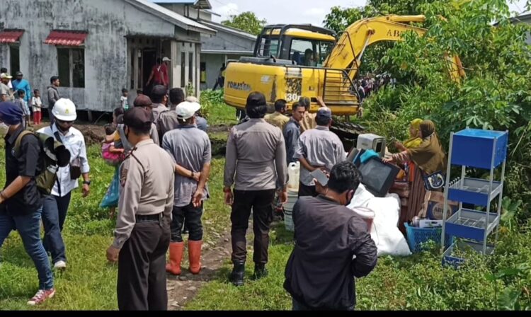 Eksekusi 7 Rumah Warga Kapolsek Besaerta Angotanya Ikut Bantu Mengeluarkan Barang
