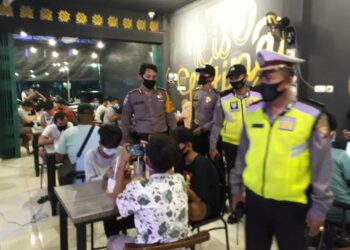 Patroli Malam, Anggota Polsek Pontianak Timur Kunjungi Cafe Dan Himbau Warga