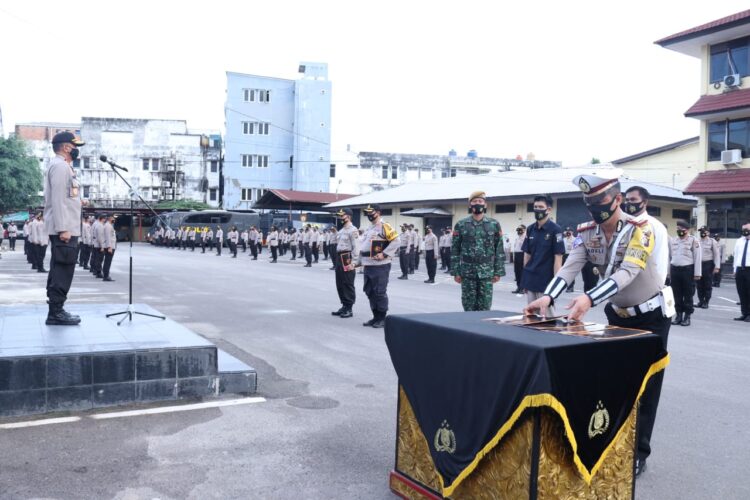 Kapolda Mengambil Apel Pagi dan Pemberian Penghargaan Kepada Kesatuan Polda Sumsel Yang Berprestasi