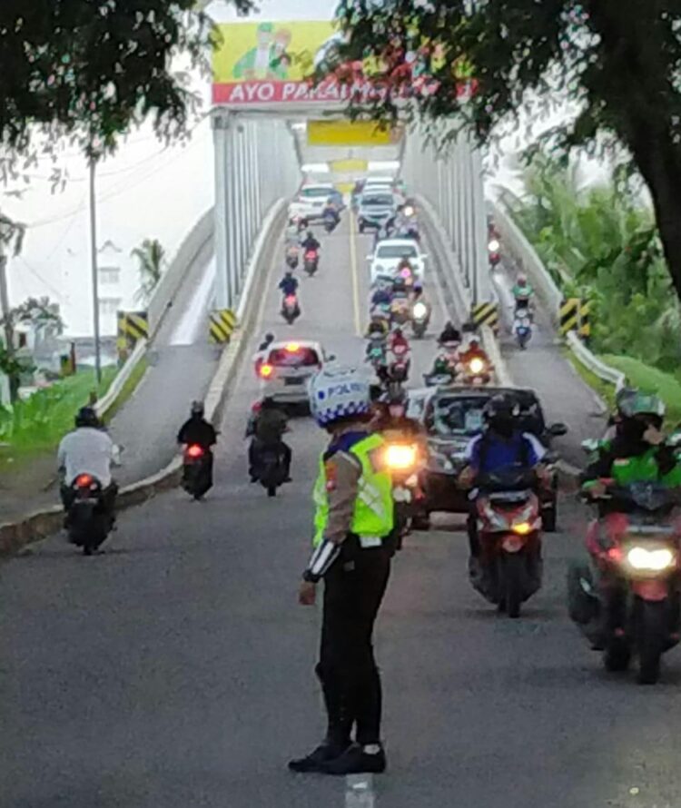 Unit Lantas Polsek Pontianak Timur Antisipasi Kemacetan Dipersimpangan Jalan