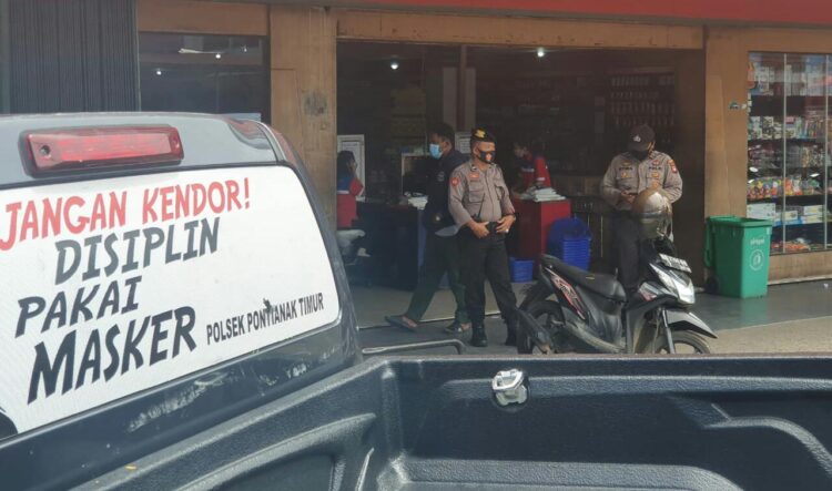 Patroli Sambang Kapolsek Pontianak Timur Patroli Sambang Himbau Warga Melaksanakan Protokol Kesehatan