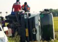 Truk Pengaduk Semen Terguling di Sawah Pasir Semut Gunung Kaler