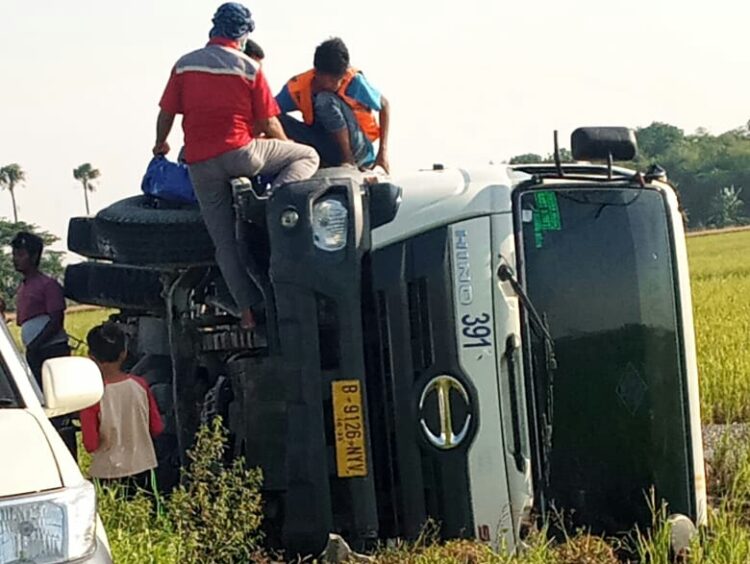 Truk Pengaduk Semen Terguling di Sawah Pasir Semut Gunung Kaler