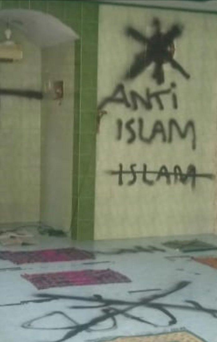 Orang Tak Dikenal Lakukan Pencoretan Di Mushola Darusasalam Pasar Kemis