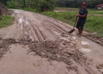 Usai Hujan Deras, Jalan Di Samping Situ Palayangan Desa Margajaya Kecamatan Cimarga Tertutup Lumpur