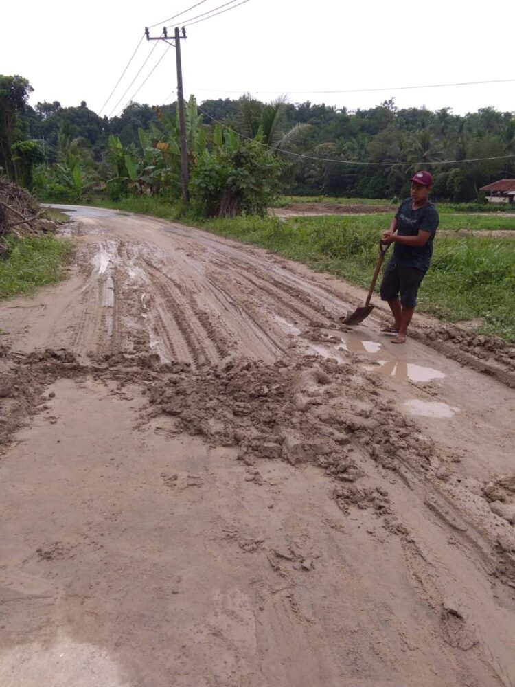 Usai Hujan Deras, Jalan Di Samping Situ Palayangan Desa Margajaya Kecamatan Cimarga Tertutup Lumpur