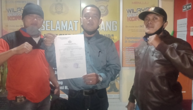 Beredar Vidio Oknum Pegawai Dinas Pendidikan Kabupaten Banyuasin Diduga Membentak Bentak Wartawan Dan Membawa Sajam