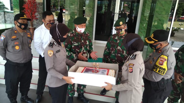 Menjalin Soladaritas Polri Segenap Jajaran Anggota Polres Purwakarta Turut Memeriahkan HUT Ke -75 TNI