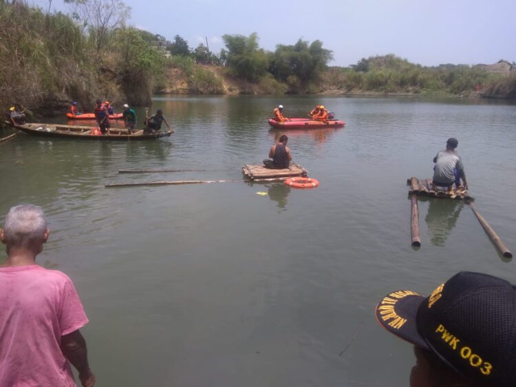 Upaya Pencarian Bocah Terpelepet ke Danau Bekas Galian C Bekas PT KUAT Di Hari Ke-2
