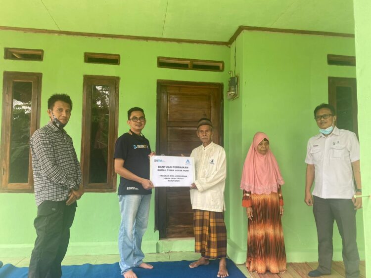 Perum Jasa Tirta II Bantu Perbaiki Rutilahu Warga dan Majelis Ta’lim