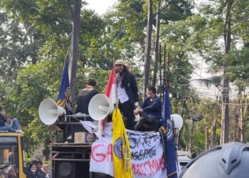 Demo Mahasiswa Blokade Tugu Adhipura Kota Tangerang Tuntut Batalkan UU Omnibus Law Cipta Kerja