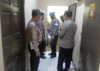 Antisipasi Barang Berbahaya : Kapolsek Pontianak Timur Periksa Semua sudut ruangan Dan Barang-Barang Para Tahanan