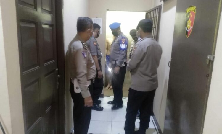 Antisipasi Barang Berbahaya : Kapolsek Pontianak Timur Periksa Semua sudut ruangan Dan Barang-Barang Para Tahanan