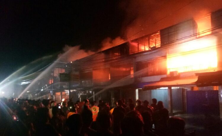 12 Ruko Pasar Sungai Pinyuh Hangus Terbakar
