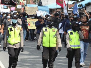 Aksi Demo Tolak Omnibus Law Polda Kalimantan Barat Amankan 114 Orang, 7 Positif Narkoba 3 Positif Covid-19