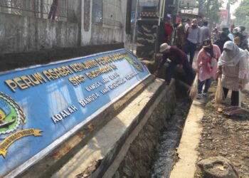 Warga Perum Asabri Kemuning Permai Giat Gotong Royong