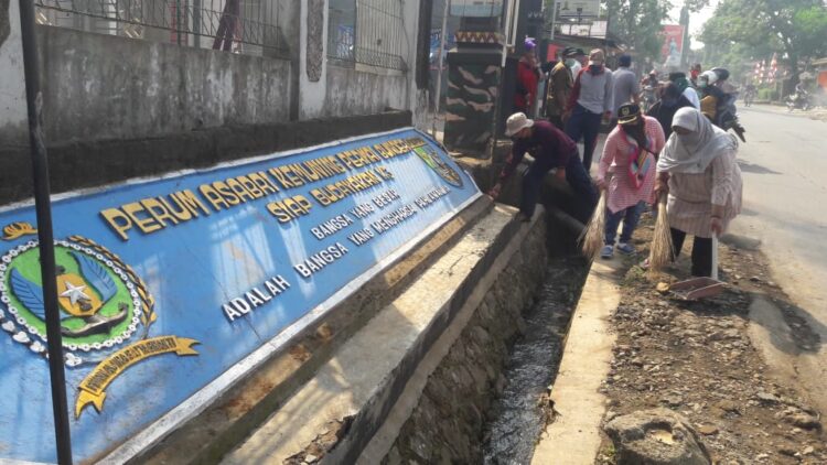 Warga Perum Asabri Kemuning Permai Giat Gotong Royong