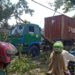 Gegara Truk Tersangkur Di Pohon Arus Lalin Jalan Raya Lewidamar Tersendat