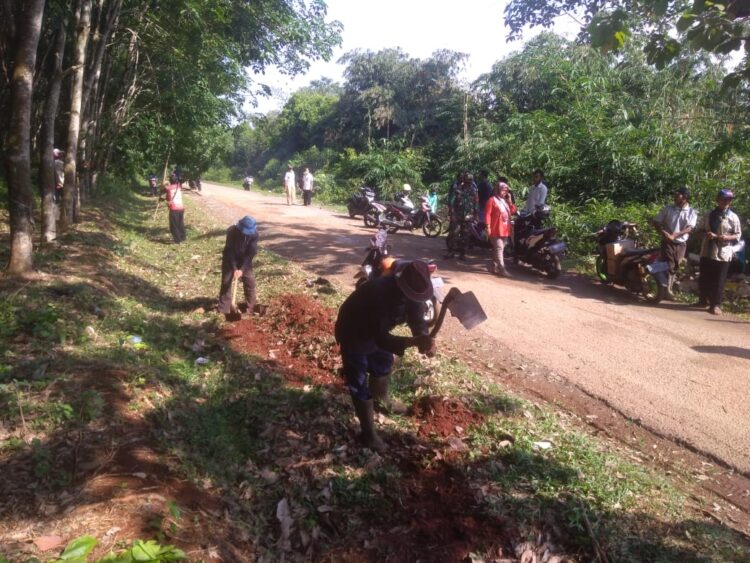 Camat Cibatu Menghadiri Kegiatan Selasa bersih ( Selasih ) Di Desa Cikadu