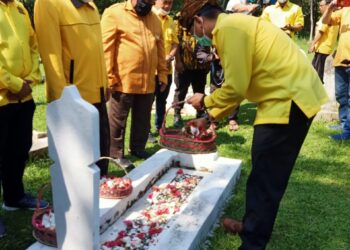 HUT DPD Golkar Yang Ke-56 Kabupaten Purwakarta Lakukan Ziarah ke Makam Pahlawan