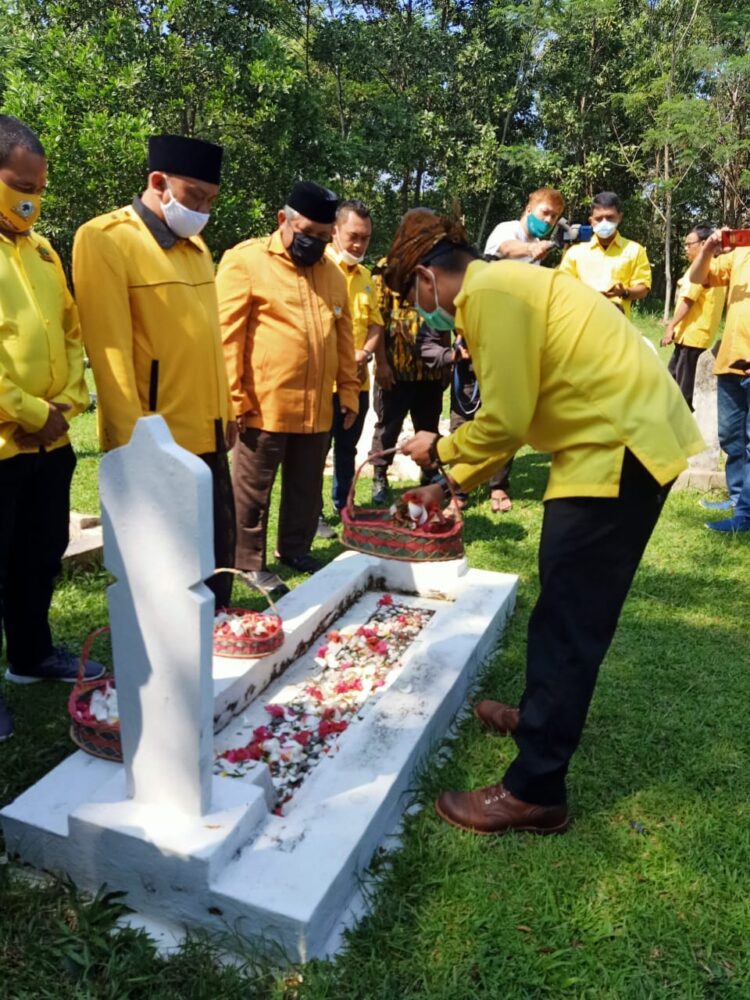 HUT DPD Golkar Yang Ke-56 Kabupaten Purwakarta Lakukan Ziarah ke Makam Pahlawan