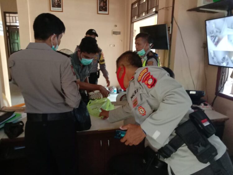 Pengunjung Tahanan Rutan Polsek Pontianak Timur Agar Patuhi SOP Guna Antisipasi Masuknya Barang Larangan