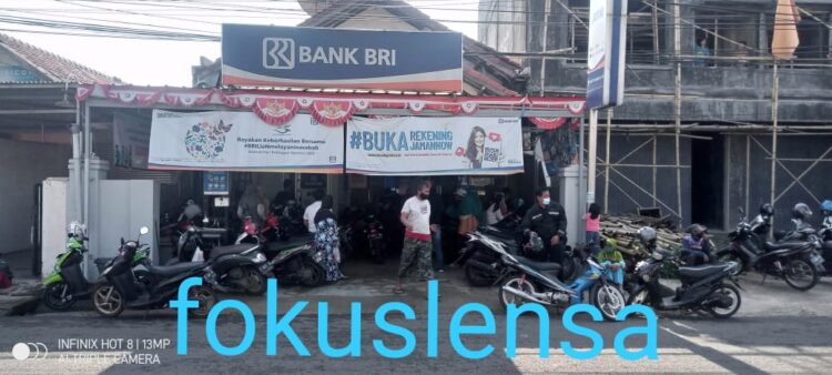 Dengan Mematuhi Protokol Kesehatan Warga Masyarakat Sambut Baik Bantuan Pemerintah(Banpres) Yang Sudah Bisa Di Cairkan