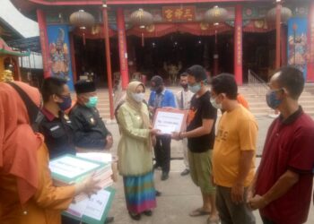 Bupati Mempawah Serahkan Bantuan Kepada Korban Kebakaran Pasar Sungai Pinyuh