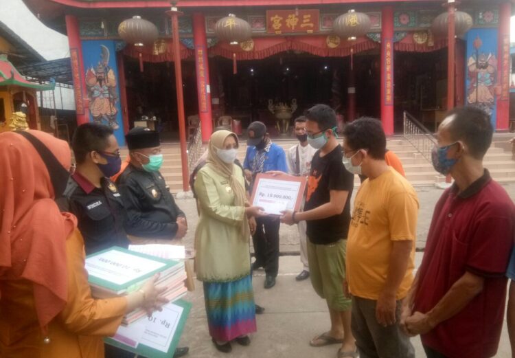 Bupati Mempawah Serahkan Bantuan Kepada Korban Kebakaran Pasar Sungai Pinyuh