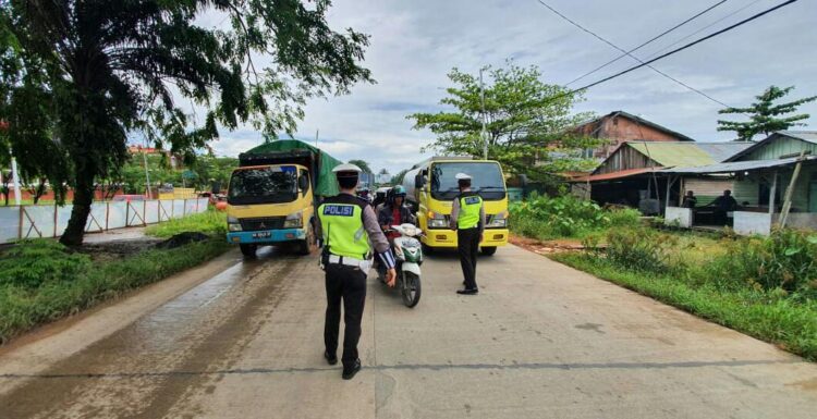 Antisipasi Kemacetan Panjang Petugas Lantas Polsek Pontianak Timur Alihkan Arus Lalulintas