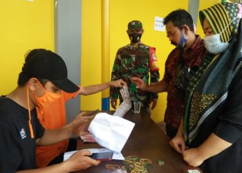 Jajaran Anggota Koramil 13/Cisoka Menyebar, Bantu Dampingi Pembagian BLT Tahap 7