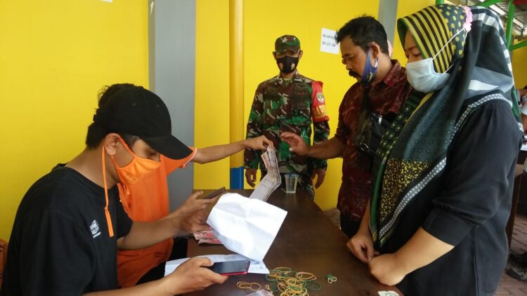 Jajaran Anggota Koramil 13/Cisoka Menyebar, Bantu Dampingi Pembagian BLT Tahap 7