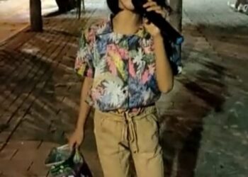 Dengan Suara Yang Merdu Novi Dan Nur Mengamen Demi Mencari Biaya Sekolah