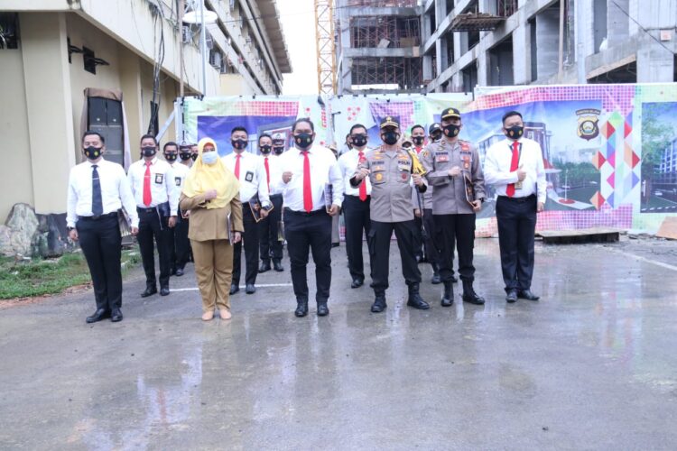 Kapolda Sumsel Pimpin Apel Pagi Sekaligus Memberikan Personelnya Yang Berprestasi