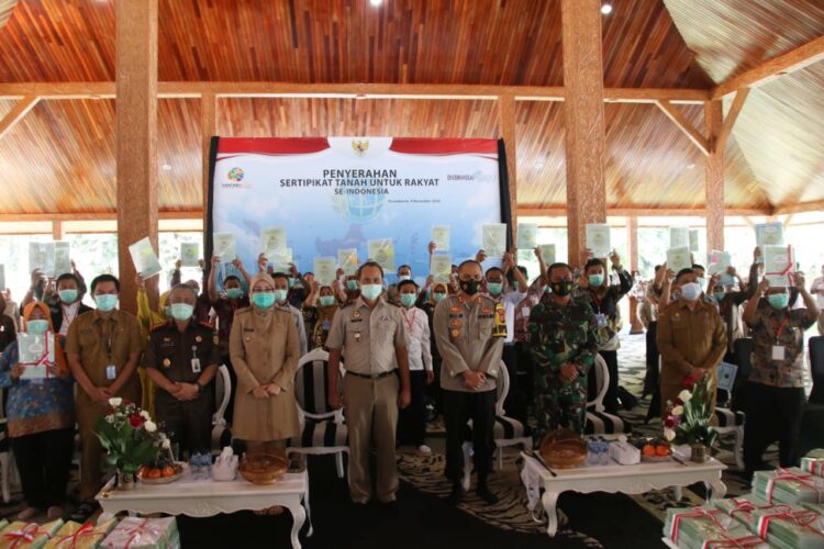 Pemkab Purwakarta Serahkan 8000 Sertifikat, Jamin Kepastian Hukum Kepemilikan Tanah