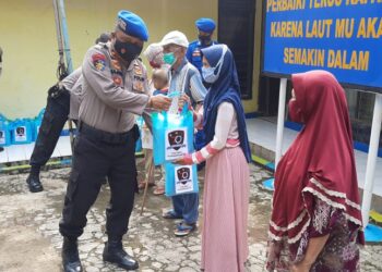 HUT Ke- 70 Satuan Polisi Perairan Dan Udara Polres Satpol Air Bagikan Sembako Ke Masayarakat