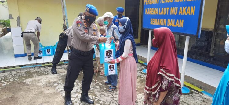 HUT Ke- 70 Satuan Polisi Perairan Dan Udara Polres Satpol Air Bagikan Sembako Ke Masayarakat