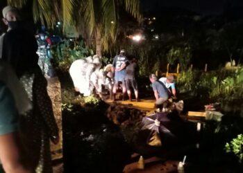 Terapkan Protokol Kesehatan, Personel Kikav 12/MDC Bantu Makamkan Jenazah Pasien Covid-19