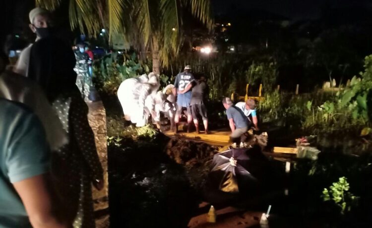 Terapkan Protokol Kesehatan, Personel Kikav 12/MDC Bantu Makamkan Jenazah Pasien Covid-19