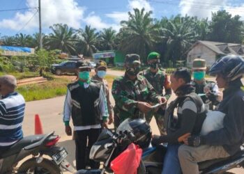 Upaya Memutus Mata Rantai Penyebaran Covid-19 : Koramil Balai Riam Bagikan Masker Menghimbau Kepada Masyarakat Patuhi Protkes