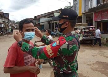 Upaya Pencegahan Serta Pengendalian Covid-19 Koramil Menyuke Bagikan Masker Gratis