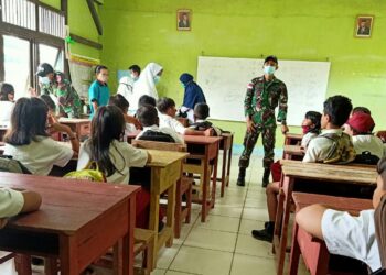 Peduli Kesehatan Masyarakat Perbatasan Satgas Yonif 642 Kapuas Bantu Puskesmas Desa Aruk Berikan Imunisasi DPT Kepada Anak