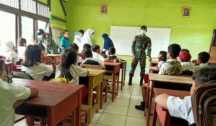 Peduli Kesehatan Masyarakat Perbatasan Satgas Yonif 642 Kapuas Bantu Puskesmas Desa Aruk Berikan Imunisasi DPT Kepada Anak