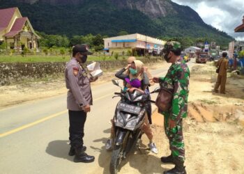 Babinsa Kebong Bersama Relawan Kampanyekan Gerakan 3M di Wilayah Wisata Bukit Kelam