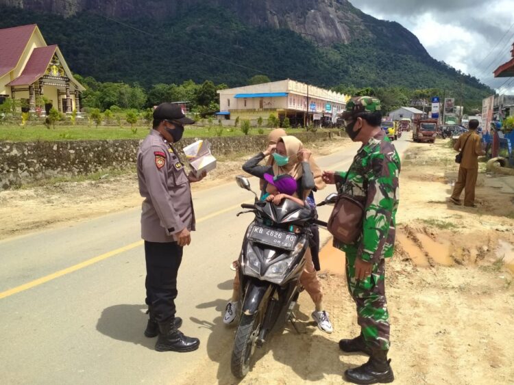 Babinsa Kebong Bersama Relawan Kampanyekan Gerakan 3M di Wilayah Wisata Bukit Kelam