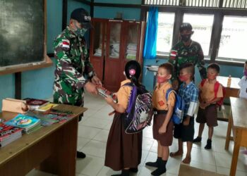 Motivasi Belajar Anak di Perbatasan, Satgas Yonif 642 Bagikan Buku
