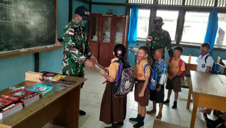 Motivasi Belajar Anak di Perbatasan, Satgas Yonif 642 Bagikan Buku