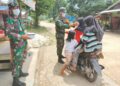 Berbagi Masker, Upaya Babinsa Nanga Dangkan Perangi Covid-19